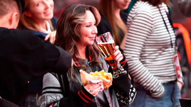 Туктамышева смотрела «Гран-при» в Омске от бортика — и решила запить пивом. Фото с турнира