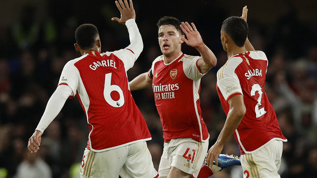 Игроки «Арсенала» празднуют забитый гол.