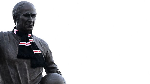 Памятник Бобби Чарльтону.