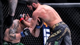 Махачев вырубил Волкановски в первом раунде хедкиком! В реванше австралиец оказался не таким грозным