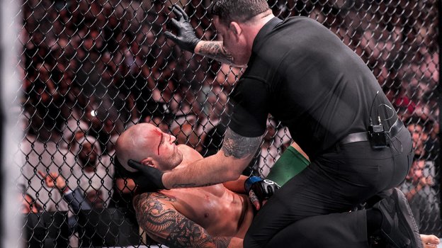 Алекс Волкановски после нокаута.