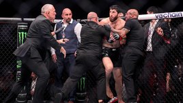 Скандал на турнире UFC! Анкалаев хотел подраться с соперником после боя — пришлось вмешиваться Дане Уайту