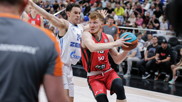 Владислав Емченко (справа).