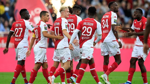 Александр Головин празднует забитый мяч с одноклубниками.