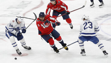 Александр Овечкин в атаке.