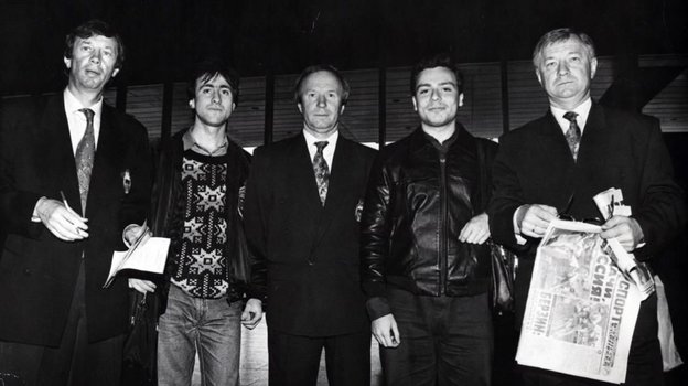 Журналисты «СЭ» Игорь Рабинер (второй справа) и Максим Квятковский (второй слева) с тренерским штабом сборной России — Юрий Семин, Павел Садырин, Борис Игнатьев (слева направо) — перед вылетом команды из Шереметьево в США на ЧМ-94.