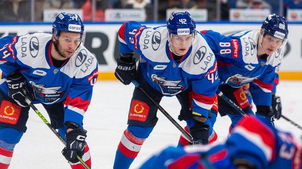 Игроки «Лады» Мислав Росандич (слева), Владислав Семин и Артем Иванюженков.