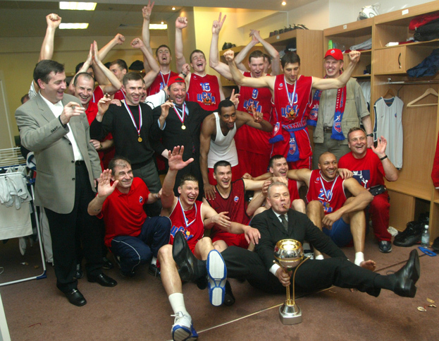 Душан Ивкович с игроками ЦСКА после победы в чемпионате России в 2003 году. Душан Ивкович с игроками ЦСКА после победы в чемпионате России в 2003 году