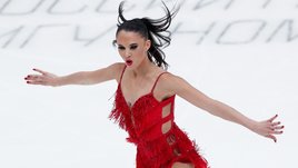 Фигуристку унесли со льда после столкновения с соперницей. Инцидент на «Гран-при России»