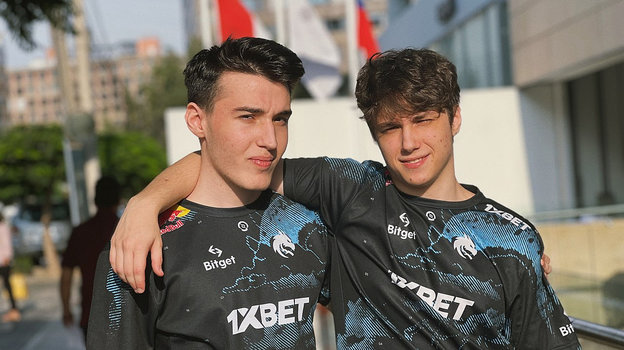 Team Spirit Larl справа.