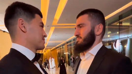 «Можем прямо здесь подраться». Бетербиев и Бивол встретились в Саудовской Аравии