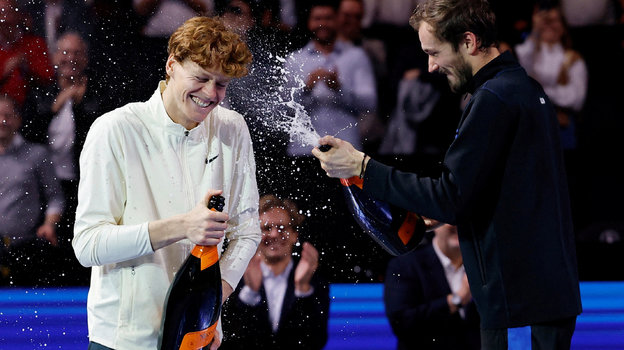 Даниил Медведев (справа) и Янник Синнер на церемонии награждения после финала в Вене 29 октября.