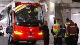 Тренер в крови, Ловрен в шоке. Жесть в Марселе — фанаты атаковали автобус «Лиона», игра отменена