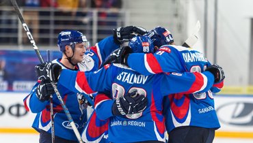 Игроки «Лады» в матче с «Металлургом».