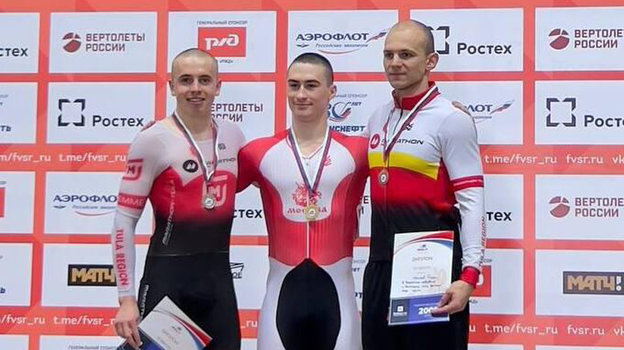 Никита Кирильцев (в центре). Велогонщик Никита Кирильцев (в центре)