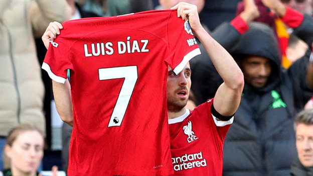 Диогу Жота с футболкой Луиса Диаса. Футболист Диогу Жота с футболкой Луиса Диаса