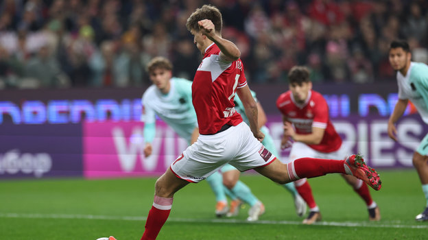 Александр Соболев бьет пенальти.