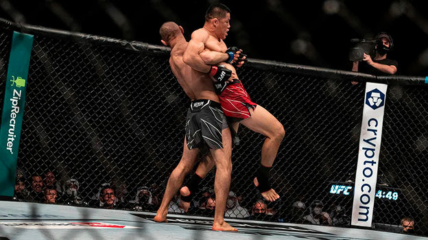 Чимаев разговаривает с Даной Уайтом во время боя с Цзинляном.