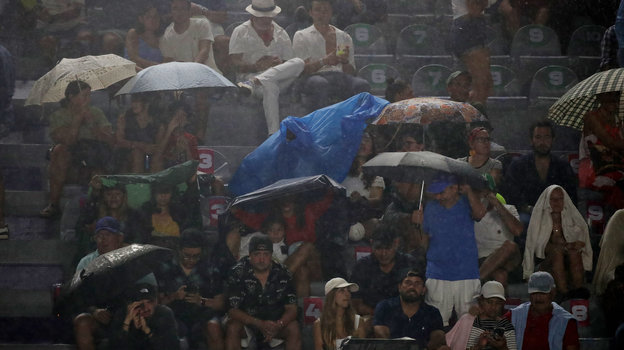 Болельщики на трибунах во время матча.