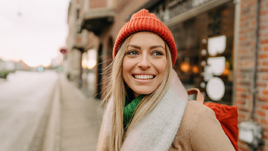 Девушка в шапке зимой