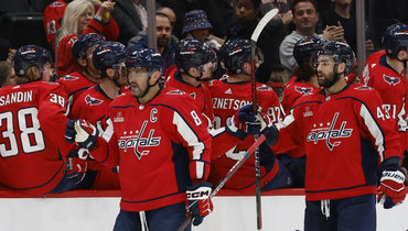 Александр Овечкин (слева).