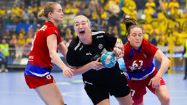 Гандболистка Анна Сень в матче против ЦСКА