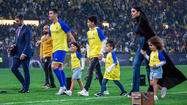 Криштиану Роналду и Джорджина Родригес с детьми. Криштиану Роналду и Джорджина Родригес с детьми