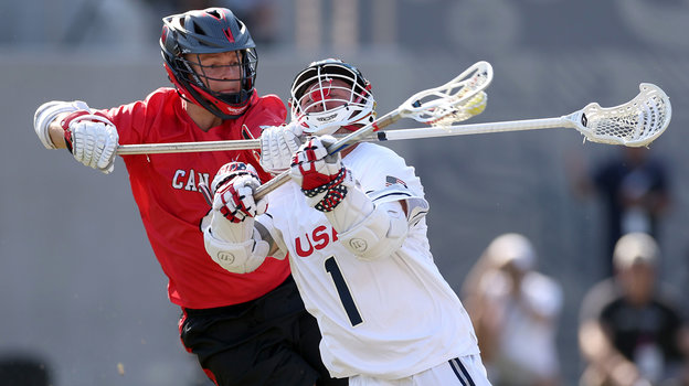 Игра в лякросс. Игроки во время матча по лякроссу