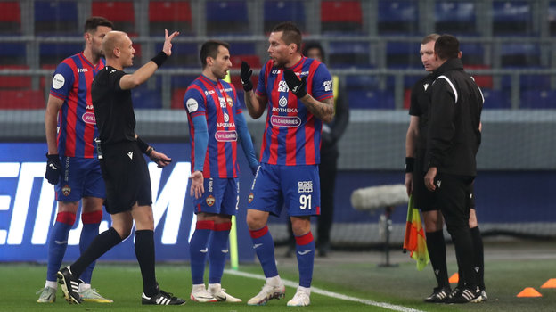 Футболисты ЦСКА спорят с арбитром после пропущенного гола