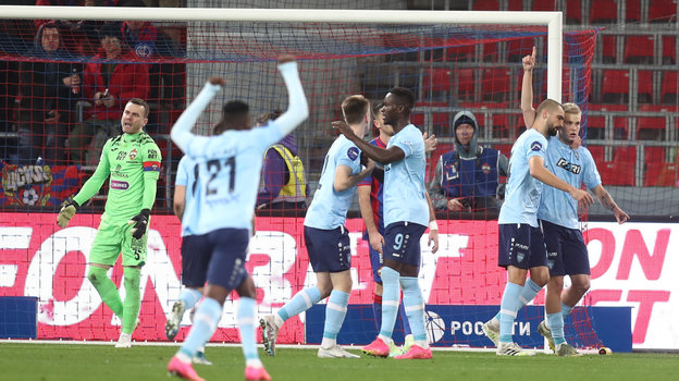 Футболисты «Пари НН» празднуют гол Виктора Александрова