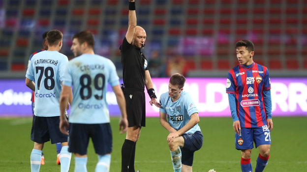 Владимир Москалев показывает желтую карточку