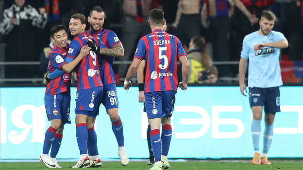 Футболисты ЦСКА празднуют гол