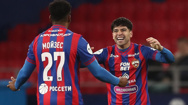 Мойзес и Виктор Давила празднуют гол