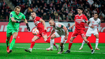 Дмитрий Баринов упускает момент у ворот Александра Максименко.