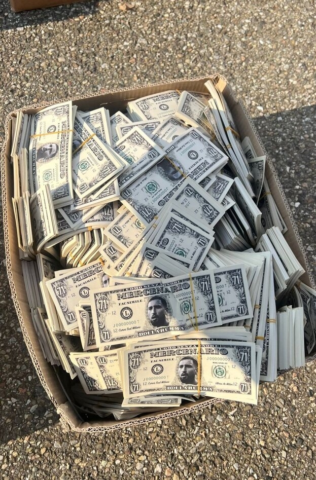 Фальшивые купюры с лицом Доннаруммы.