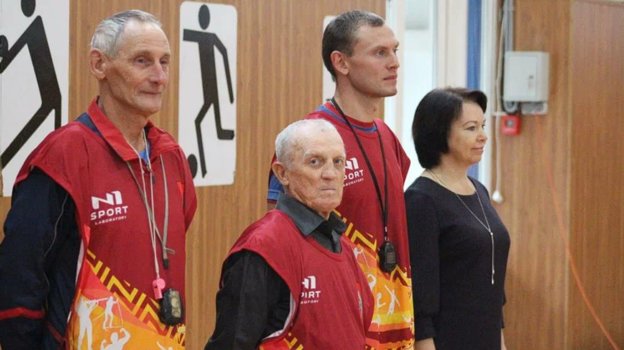 Юрий Притеев (второй слева).