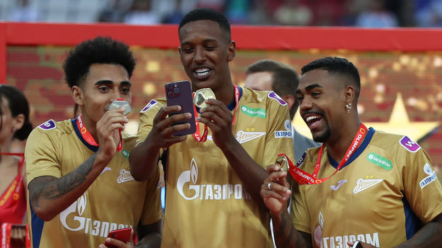 Ду Кейрос, Роберт Ренан и Малком.