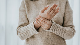 Девушка с болью в суставах.