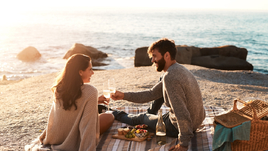 Пара на берегу моря