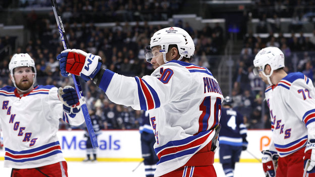 Артемий Панарин (в центре).