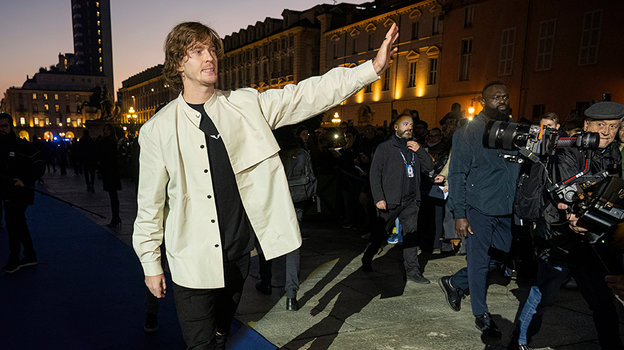 Андрей Рублев на красной дорожке турнира. Теннисист Андрей Рублев.