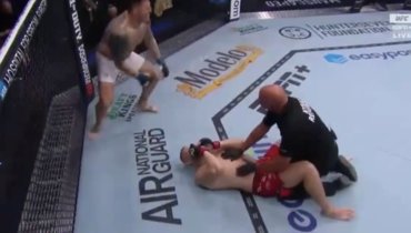 Том Аспиналл нокаутировал Сергея Павловича.