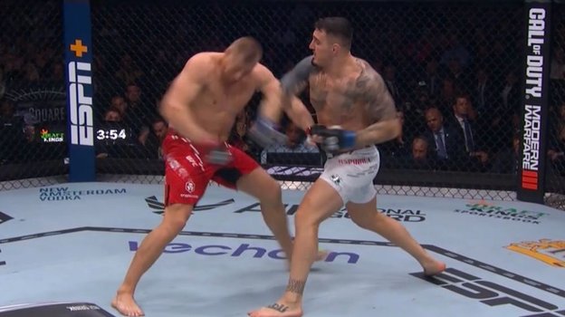 Том Аспиналл нокаутировал Сергея Павловича.