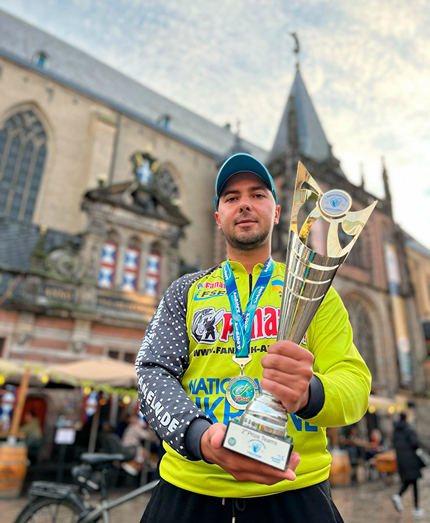 Артур Билан. Рыболов Артур Билан с чемпионским кубком.