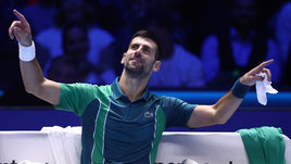 Джокович провоцировал публику и проиграл. Сенсация на Итоговом турнире