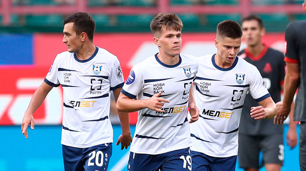 Сергей Пряхин (в центре).