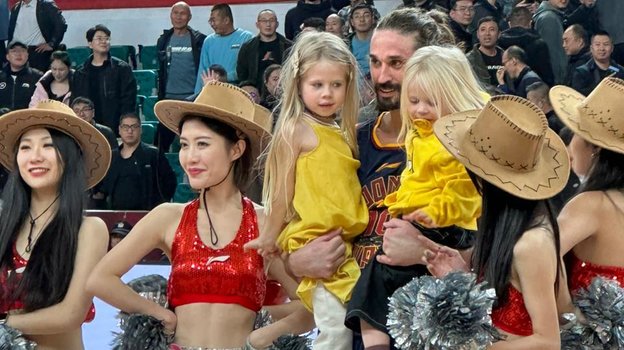 Алексей Швед с дочерьми.