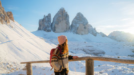 Девушка на фоне снежных гор