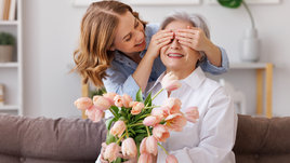 Девушка и ее пожилая мама