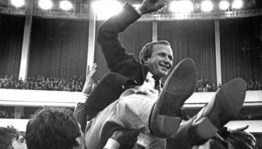 1984 год. «Зенит» выиграл на своем поле матч у харьковского «Металлиста» и впервые завоевали титул чемпиона СССР по футболу. На снимке: старший тренер «Зенита» Павел Садырин.